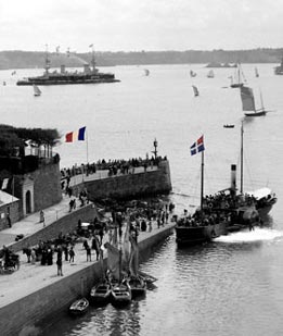 Cuirrassé à éperon français en rade de Saint Malo - La Rance vue de Dinard
